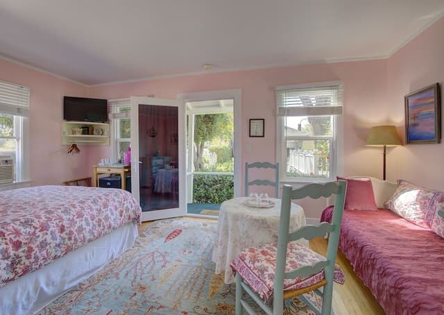 Room, Private Bathroom (Whippoorwill)