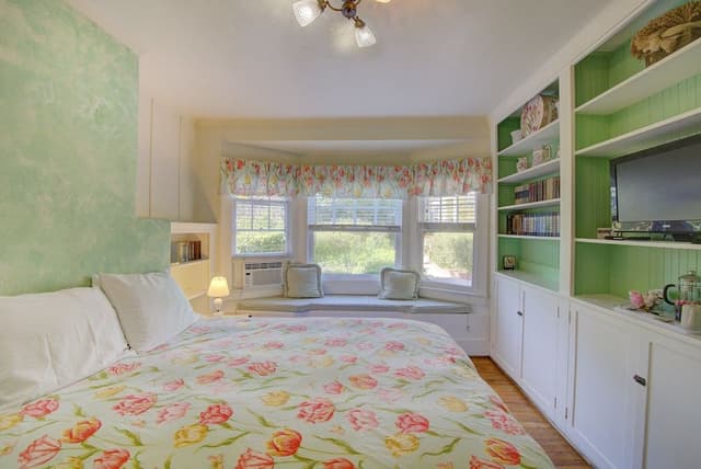 Room, Private Bathroom (Oriole)