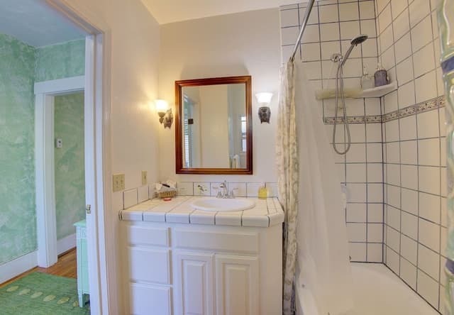 Room, Private Bathroom (Oriole)