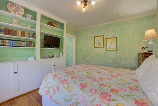 Room, Private Bathroom (Oriole)