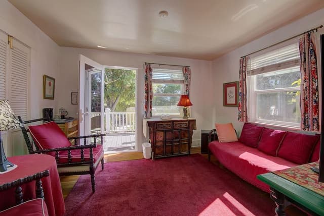 Room, Private Bathroom (Cardinal)
