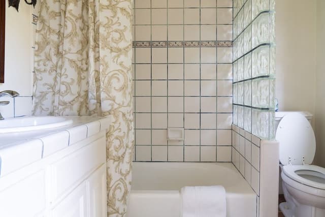 Room, Private Bathroom (Oriole)