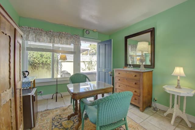 Room, Private Bathroom (Hummingbird)