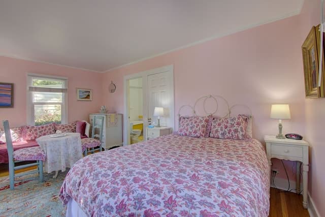 Room, Private Bathroom (Whippoorwill)