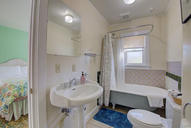 Room, Private Bathroom (Hummingbird)