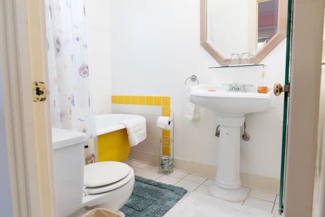 Room, Private Bathroom (Whippoorwill)