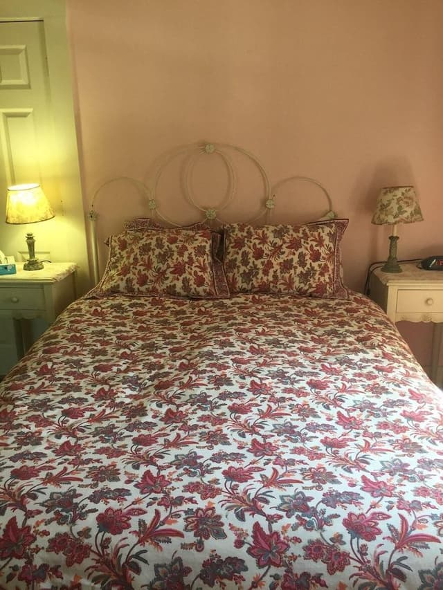 Room, Private Bathroom (Whippoorwill)