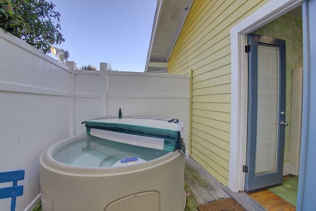 Room, Private Bathroom (Oriole)