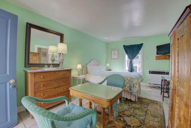 Room, Private Bathroom (Hummingbird)