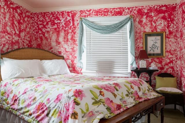 Room, Private Bathroom (Cardinal)