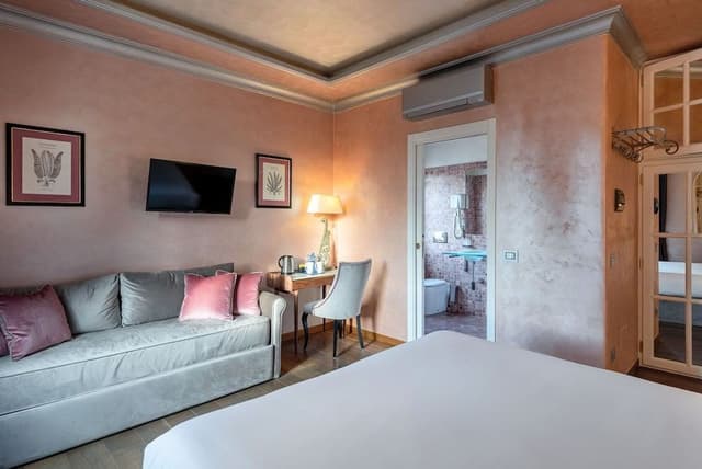 Suite, City View