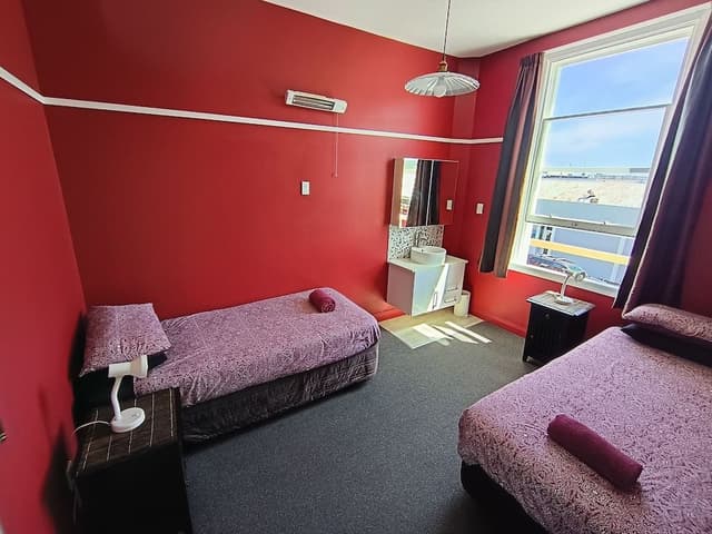 Twin Room, 2 Twin Beds, Shared Bathroom