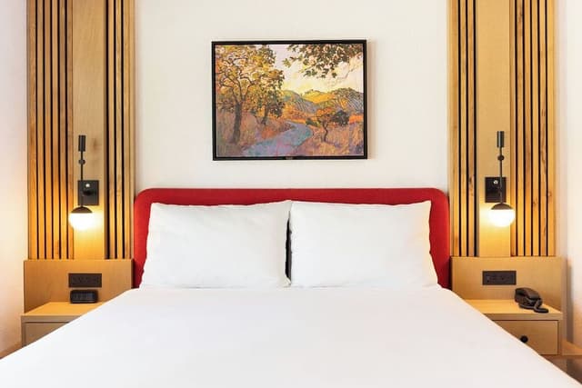 Classic Room, 1 Queen Bed, Poolside