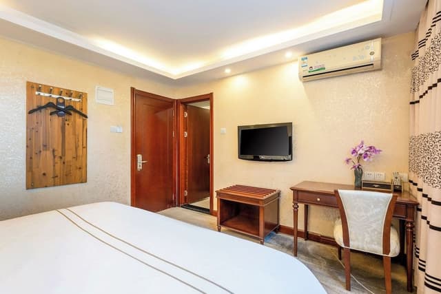 Design Room, 1 King Bed