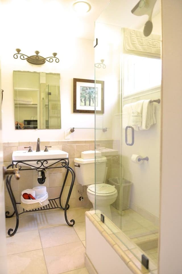 Standard Room, 1 King Bed, Refrigerator & Microwave