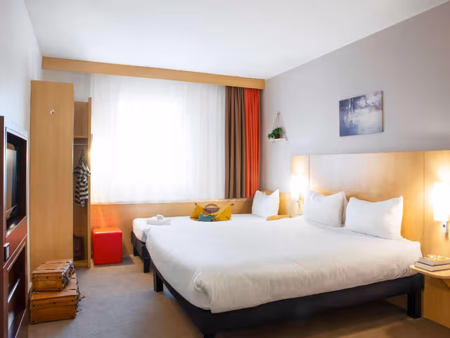 Standard Room with 1 Double Bed and 1 Single Bed