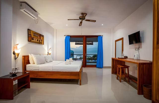 Deluxe Double Room with Balcony and Sea View