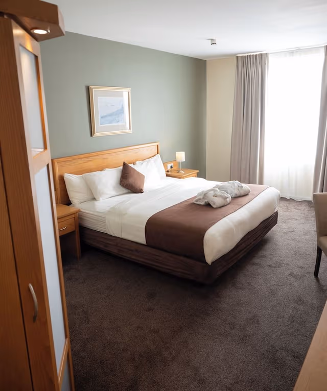 King Suite, 1 King Bed & Lounge with Sofa Bed