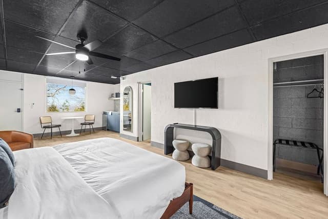 Standard Studio, 1 King Bed, Non Smoking, Kitchenette