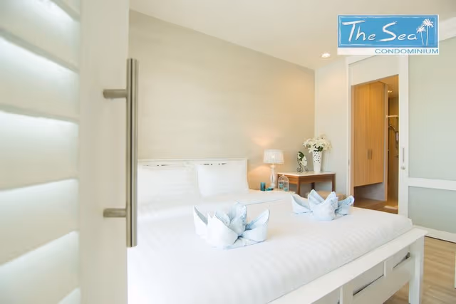 Deluxe Suite, 1 King Bed, Non Smoking, Refrigerator & Microwave