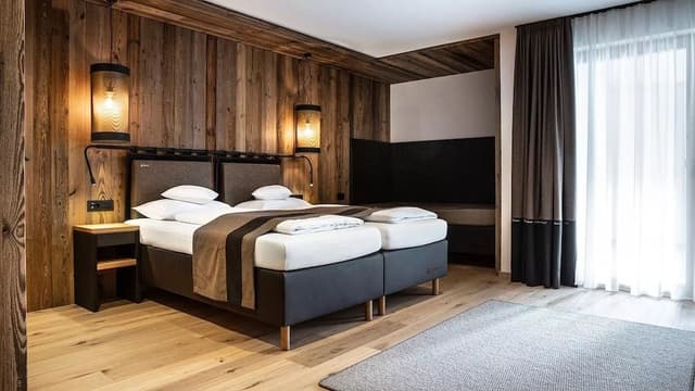 Trenker con letto matrimoniale o 2 letti singoli, balcone