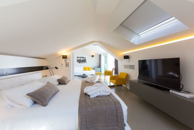 Deluxe Suite, Partial Sea View
