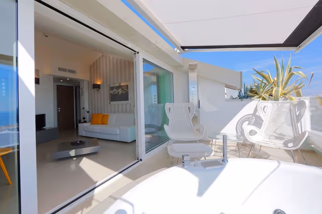 Deluxe Suite, Partial Sea View
