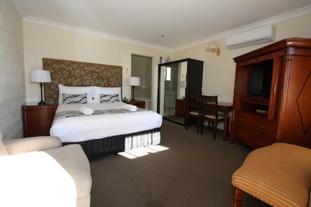 Queen Room with Spa Bath