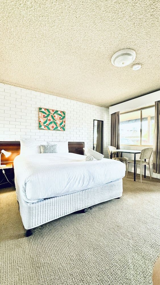 Comfort Room, 1 Queen Bed, Private Bathroom