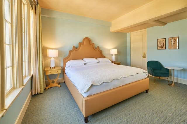 Deluxe Room, 1 King Bed, City View