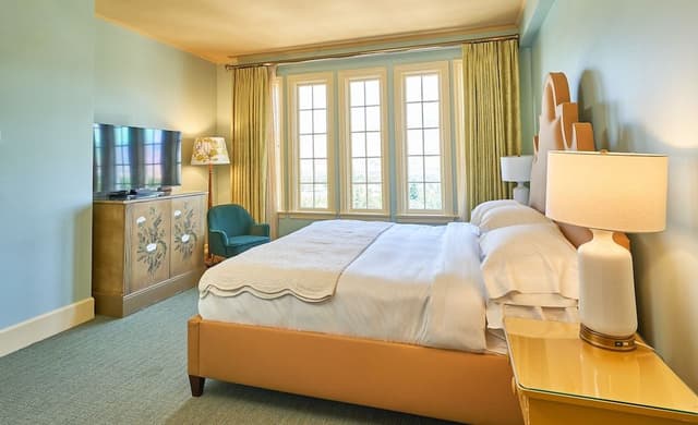 Deluxe Room, 1 King Bed, City View