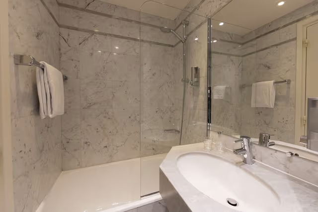 Standard Double Room, Bathtub