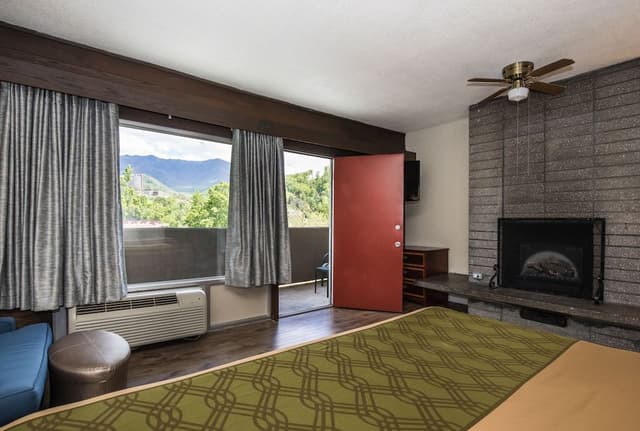 Room, 1 King Bed, Mountain View (with Fireplace)