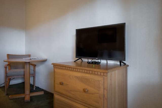 Basic Room, 1 King Bed