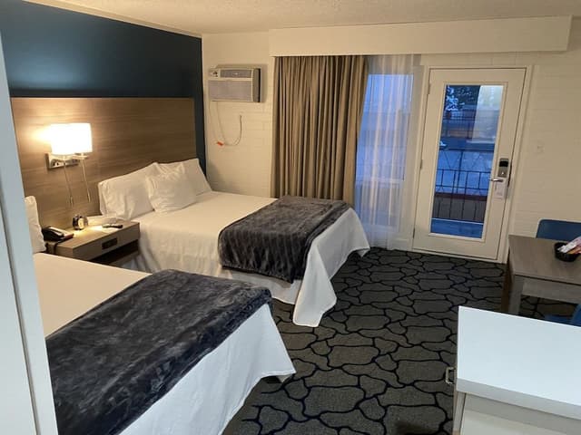 2 Double Room w/Kitchenette