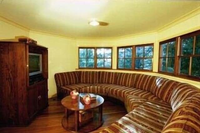 9 Bedroom House: 1 king, 3 queen, 1 double and 8 single beds