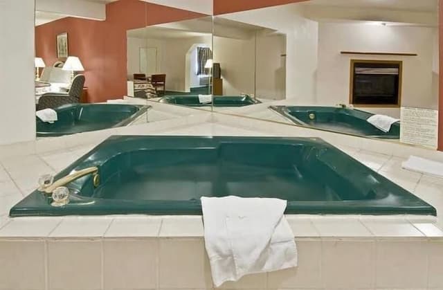 Standard Room, 1 King Bed, Non Smoking, Jetted Tub