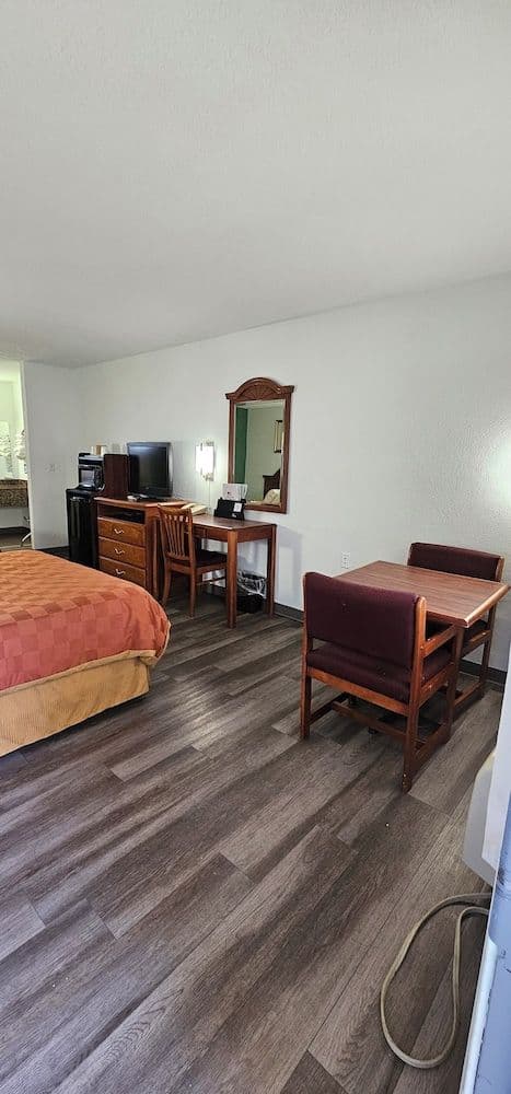 Standard Room, 1 Queen Bed, Non Smoking