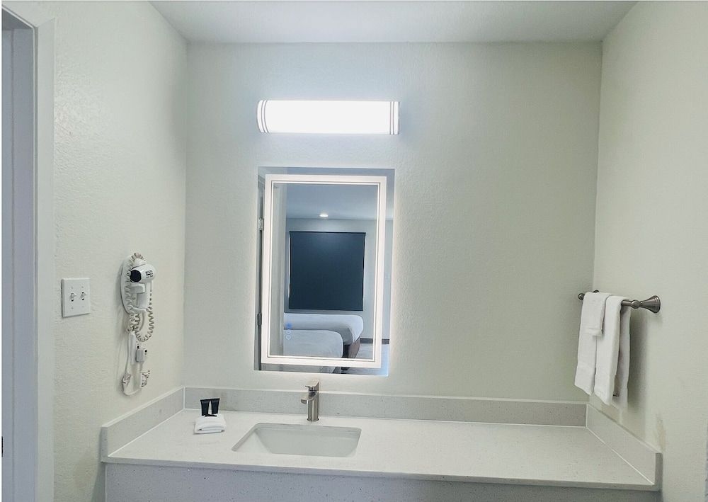 Hallmark Inn and Suites1