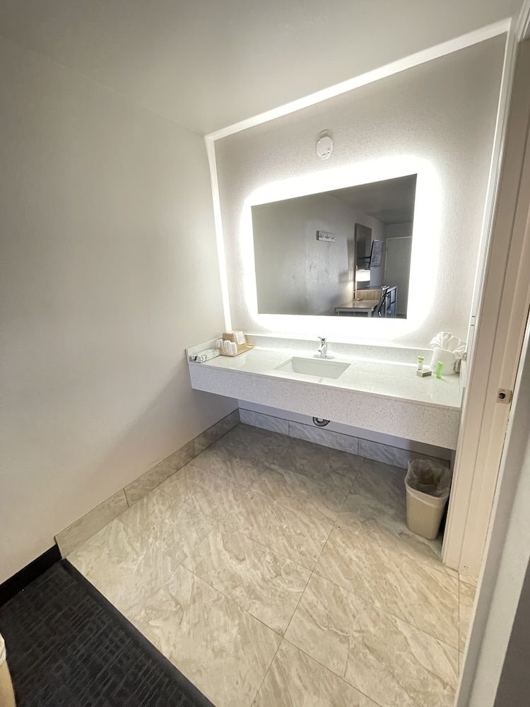Excellent Inn & Suites4