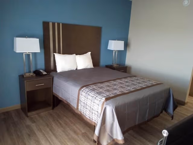 Standard Room, 1 Queen Bed, Smoking, Refrigerator & Microwave