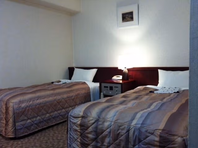 Twin Room, Smoking