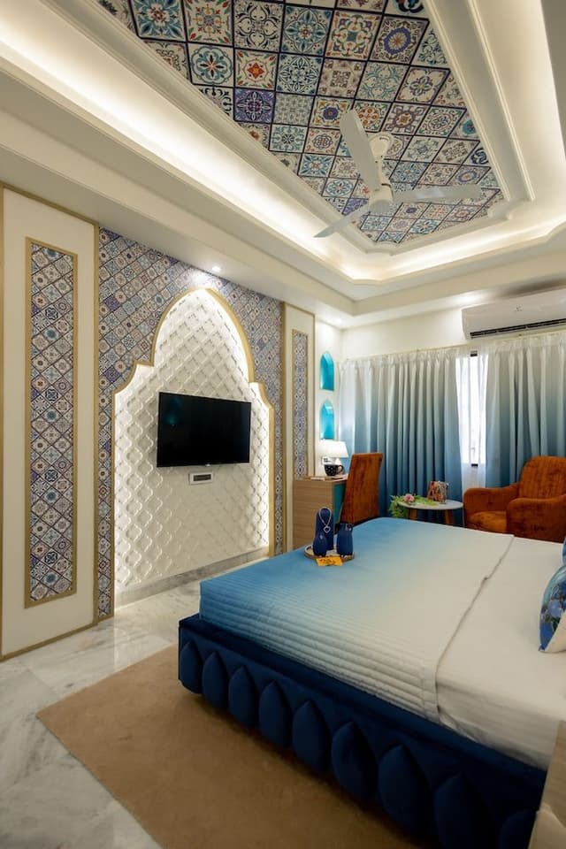 Luxurious moroccan Theme room with panoramic city view and Designer Bed
