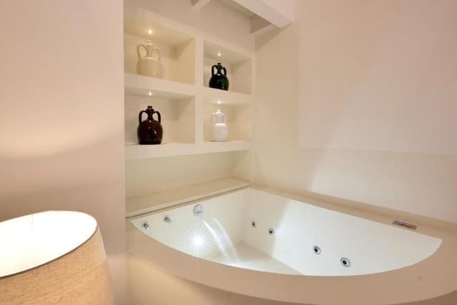 Suite, Jetted Tub
