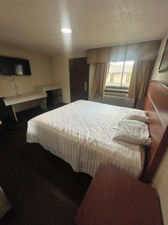 Room (1 King Bed & 1 Queen Bed)