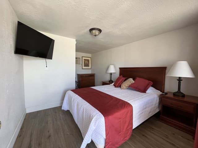 Basic Room, 1 Queen Bed