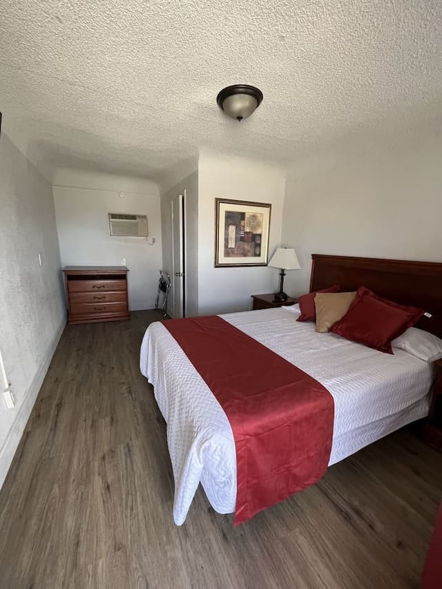 Basic Room, 1 Queen Bed