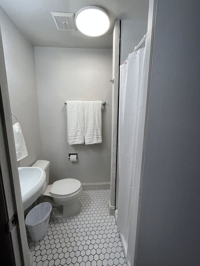 Basic Room, 1 Queen Bed
