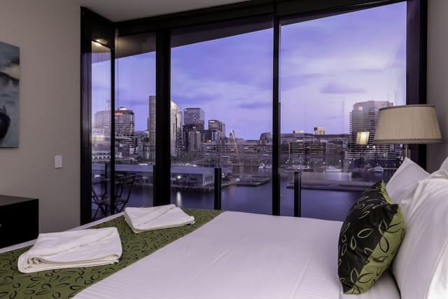 Deluxe Three Bedroom Two Bathroom Apartment with Marina Views