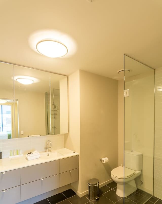 Deluxe Three Bedroom Two Bathroom Apartment with Marina Views